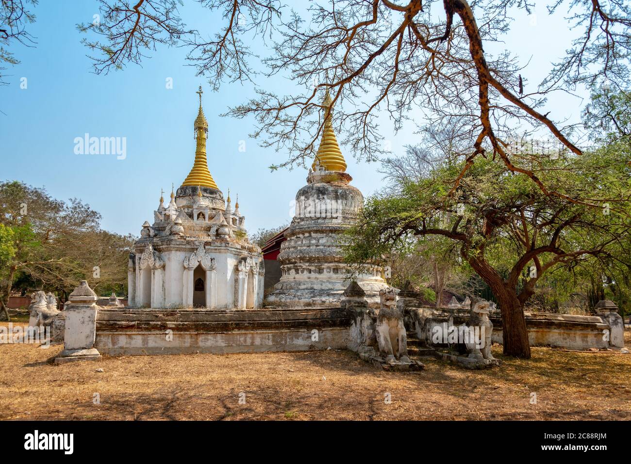 Buddhistischer weißer und goldener Tempel in Old Bagan, Burma Myanmar Stockfoto