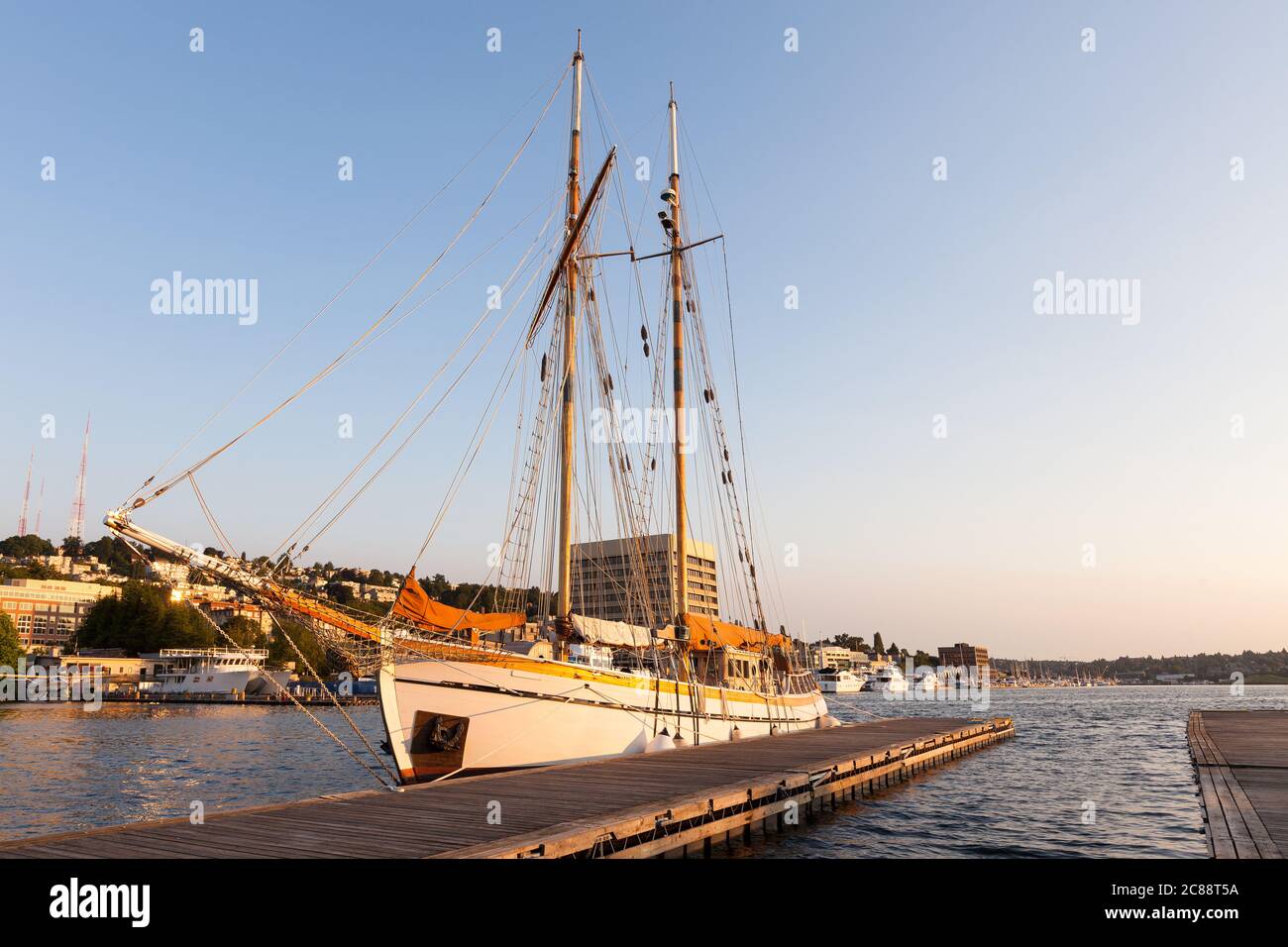 Segelschiff am Dock von Lake Union Park, Cascade Bezirk, Seattle, Washington State, USA Stockfoto