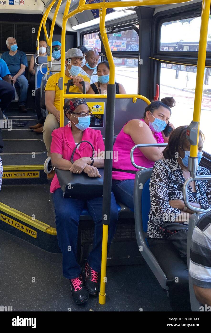Da immer mehr Menschen beginnen, sich in New York City zu bewegen, halten die Menschen ihre Masken im Allgemeinen, aber soziale Distanzierung auf öffentlichen Verkehrsmitteln wird ein Ding der Vergangenheit. Stadtbus, Church Avenue, Brooklyn. Stockfoto