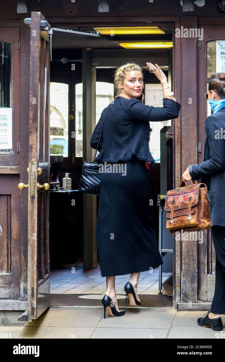 LONDON, ENGLAND, JULI 22 2020, Schauspieler Amber hörte, wie die Ex-Frau von Johnny Depp heute am High Court in London eintraf, um in der Zeugenbox für seinen Verleumdungsfall gegen die Herausgeber der Sun-Zeitung NGN zu erscheinen.Quelle: MI News & Sport /Alamy Live News Stockfoto