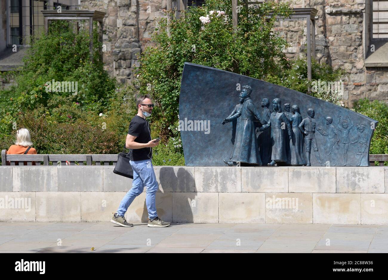 London, England, Großbritannien. Christ's Hospital Skulptur (Andrew F. Brown: 2017) Gedenken an das Krankenhaus von König Edward VIII im Jahr 1552 eröffnet, um Haus, füttern ein Stockfoto