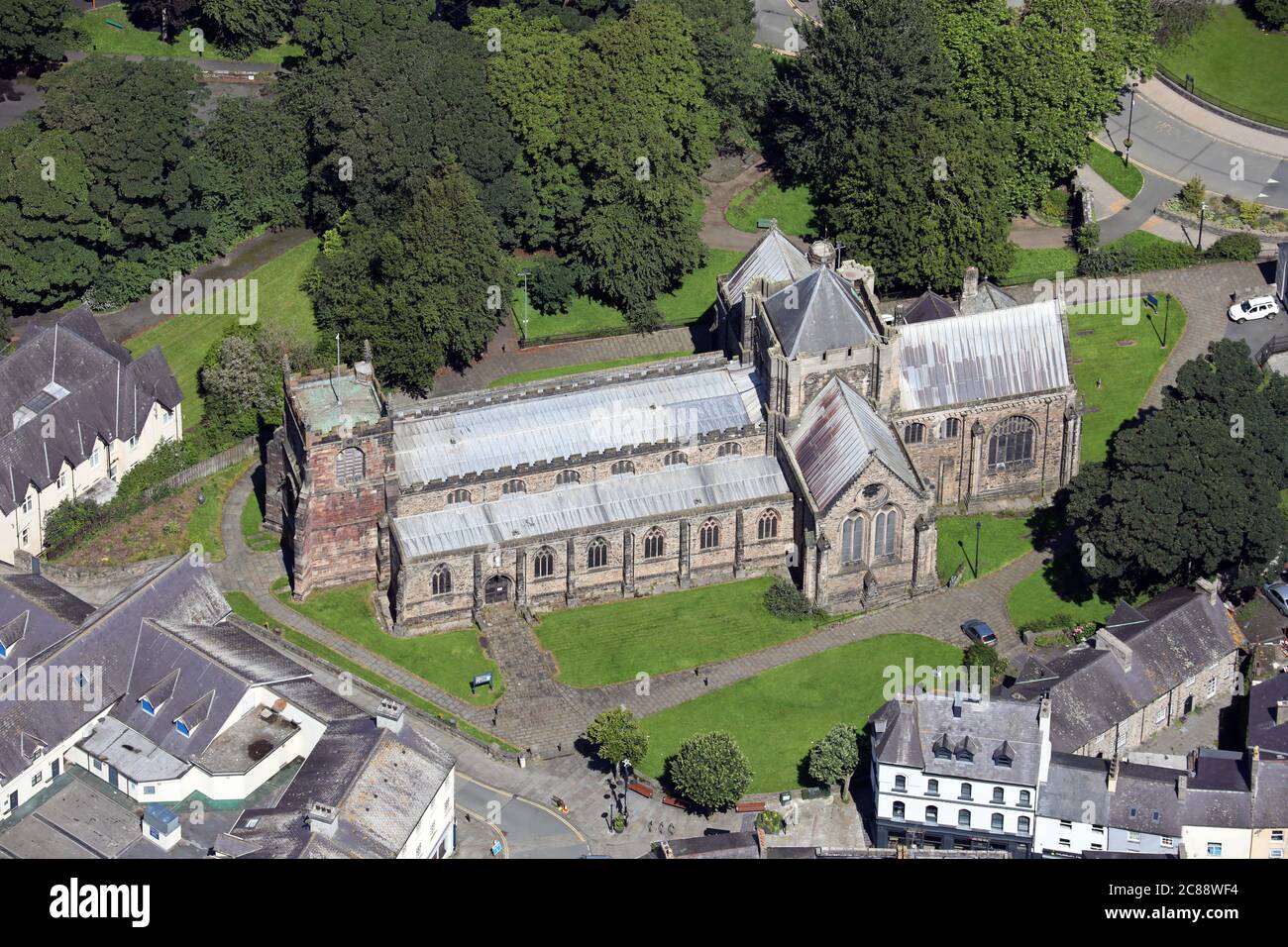 Luftaufnahme der Cadeirlan Bangor Kathedrale, Nord Wales Stockfoto