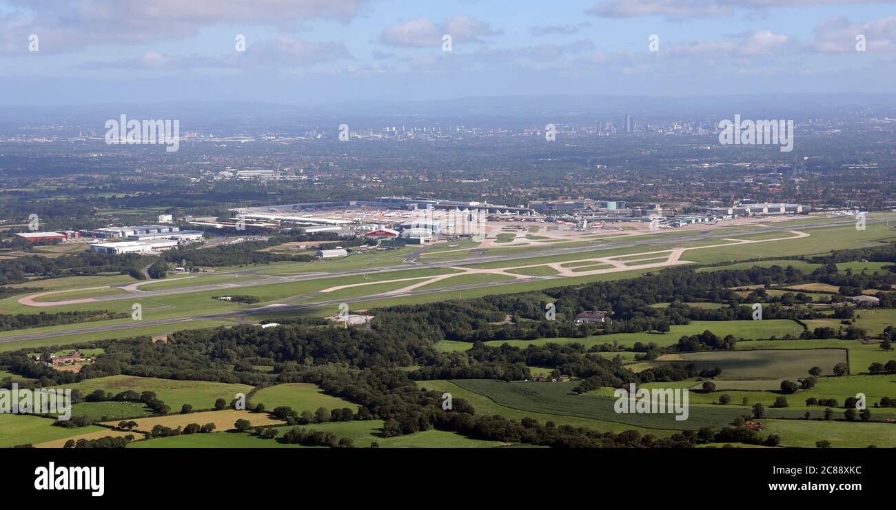 Luftaufnahme des Flughafens Manchester mit der Skyline im Stadtzentrum im Hintergrund Stockfoto
