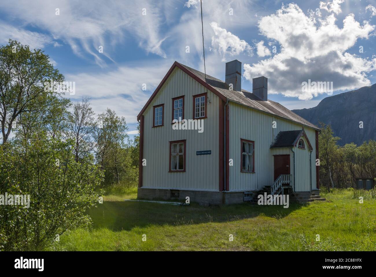 Grense Jakobselv altes Schulgebäude, Finnmark, Norwegen. Sør-Varanger kommune. Stockfoto