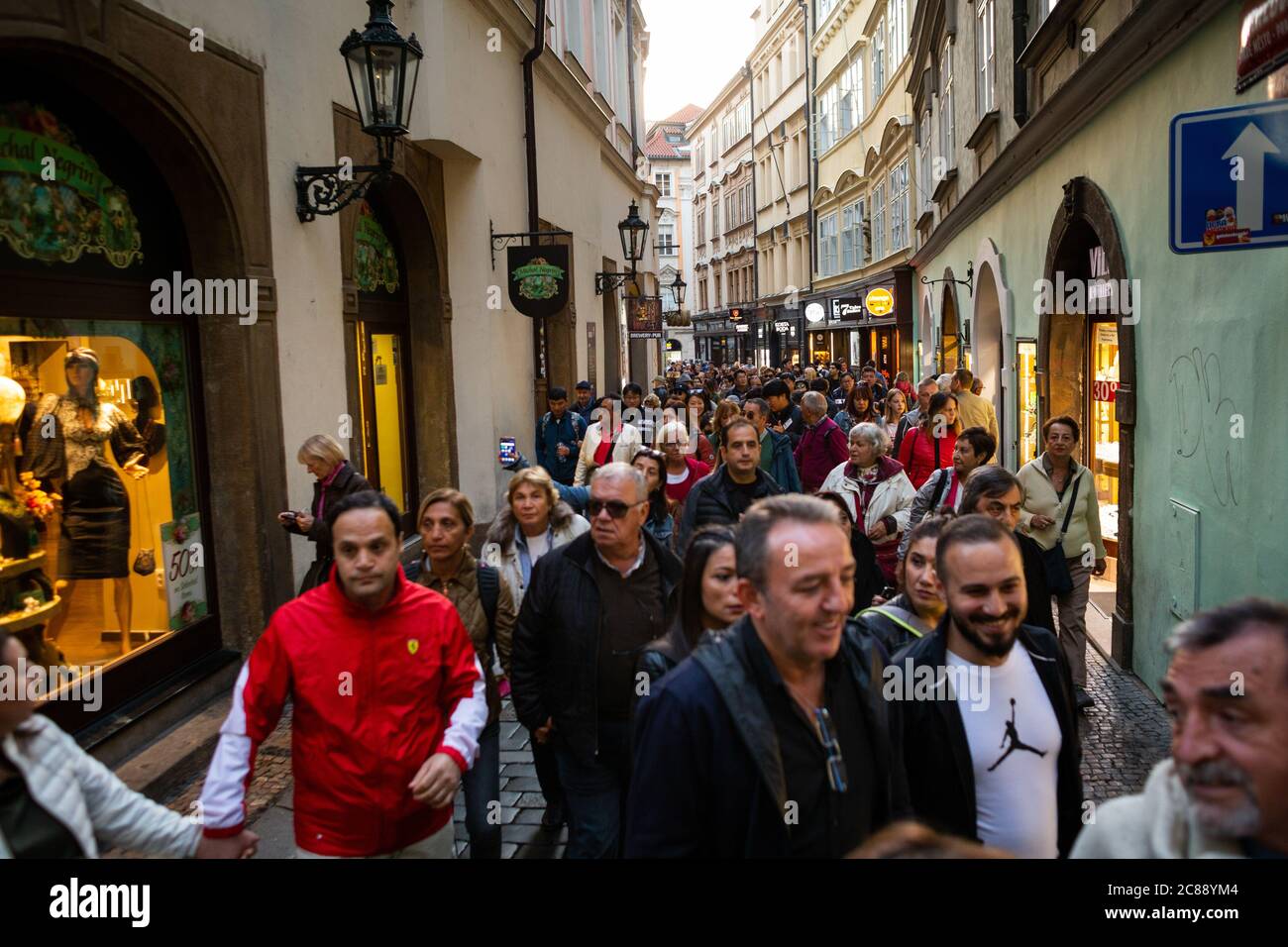 Porto, Portugal. März 2018. Ein Blick auf die kleinen Handelsstraßen voller Touristen in Prag. Stockfoto