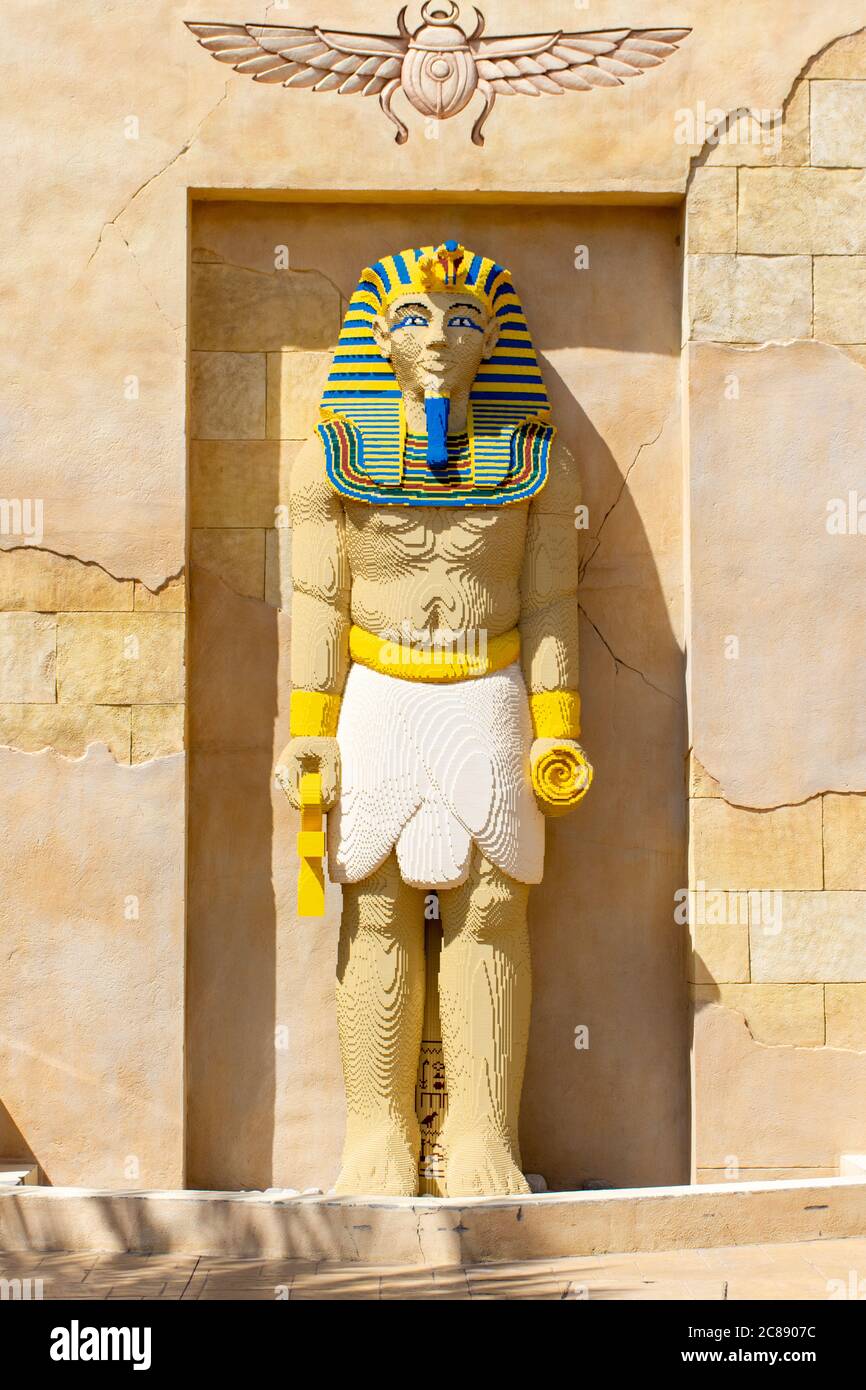 'Dubai, Dubai/Vereinigte Arabische Emirate - 03/07.2020: Legoland Dubai Theme Park Resort für Kinder Lego große ägyptische Pharoah Statue außerhalb des Lost Kingdom Stockfoto
