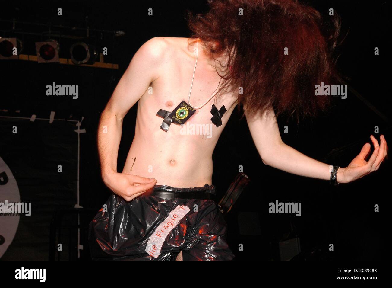 Performer ‘Twist’ bei den UK Air Guitar Championships 2004 im elektrischen Ballsaal in Camden. Elektrischer Ballsaal, Camden, London, Großbritannien. September 2004, 12 Stockfoto