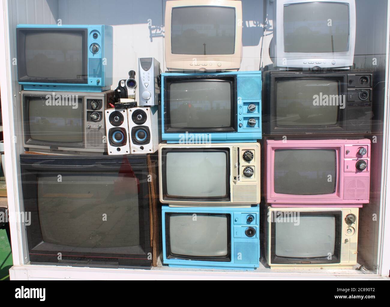 Analoges Fernsehen im Vintage-Stil, gestapelt Stockfoto