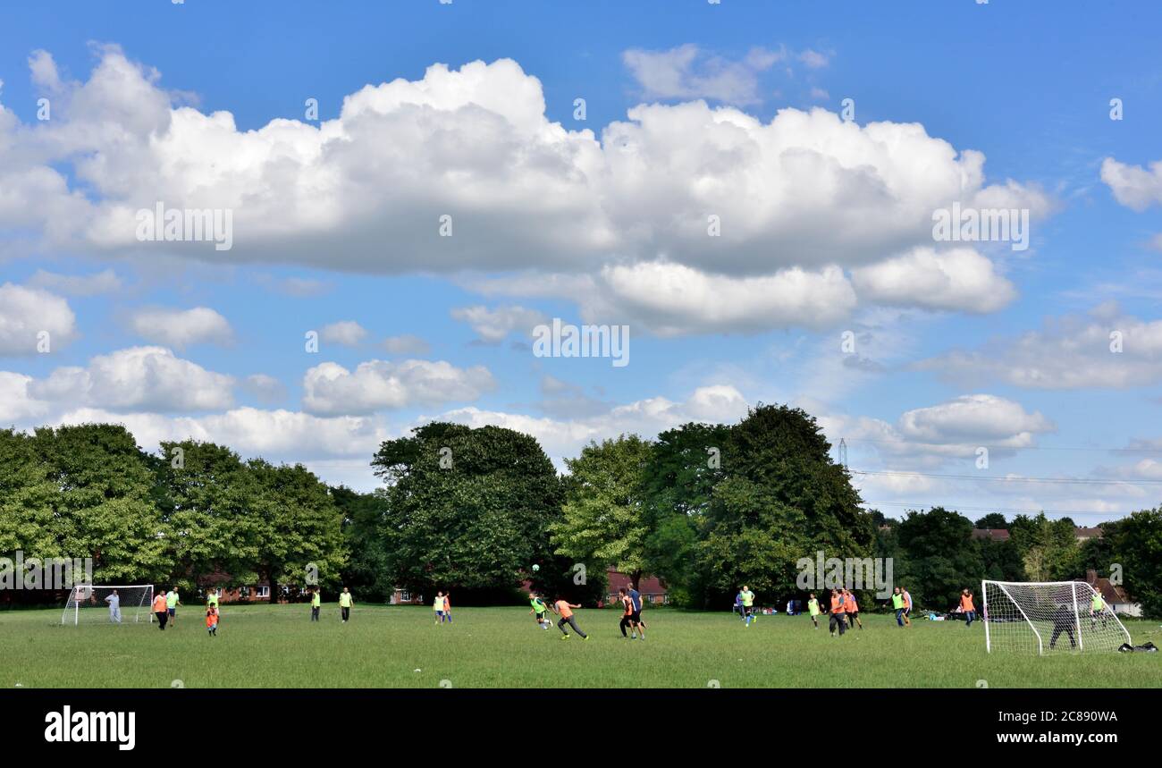 Fußball wird von lokalen Amateurteams auf dem Muller Rd Recreation Ground, Bristol, gespielt Stockfoto