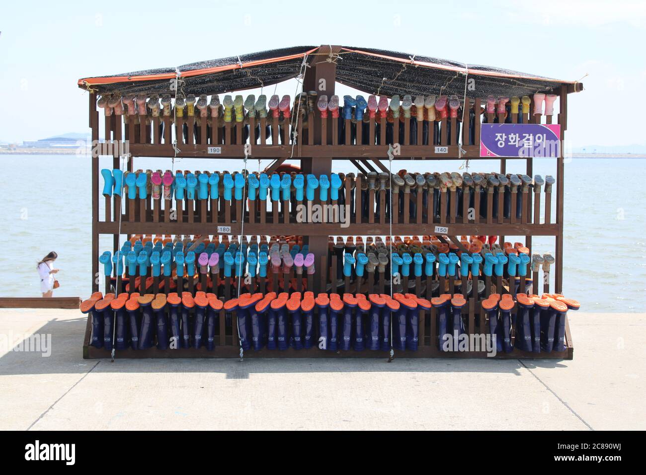 Gummistiefel Vermietung Hütte in der Nähe einer Muschel Graben Bereich in Oido, Korea Stockfoto
