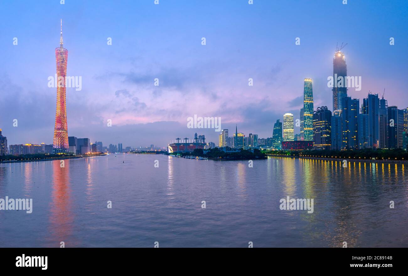 Guangzhou, China Skyline auf dem Fluss in der Dämmerung. Stockfoto