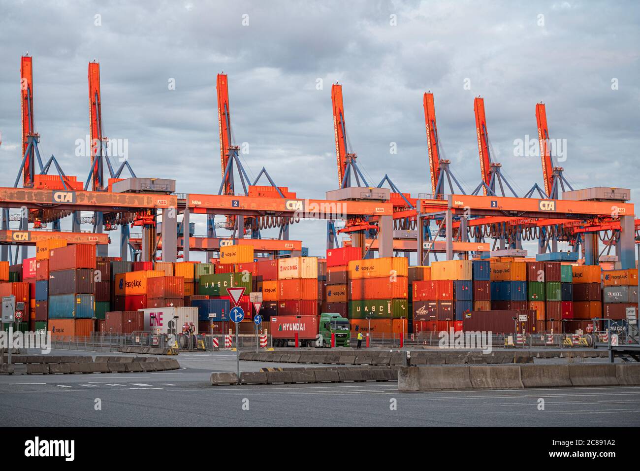 Hamburg, Deutschland. Juli 2020. Blocklager mit Portalkranen (Rail ...