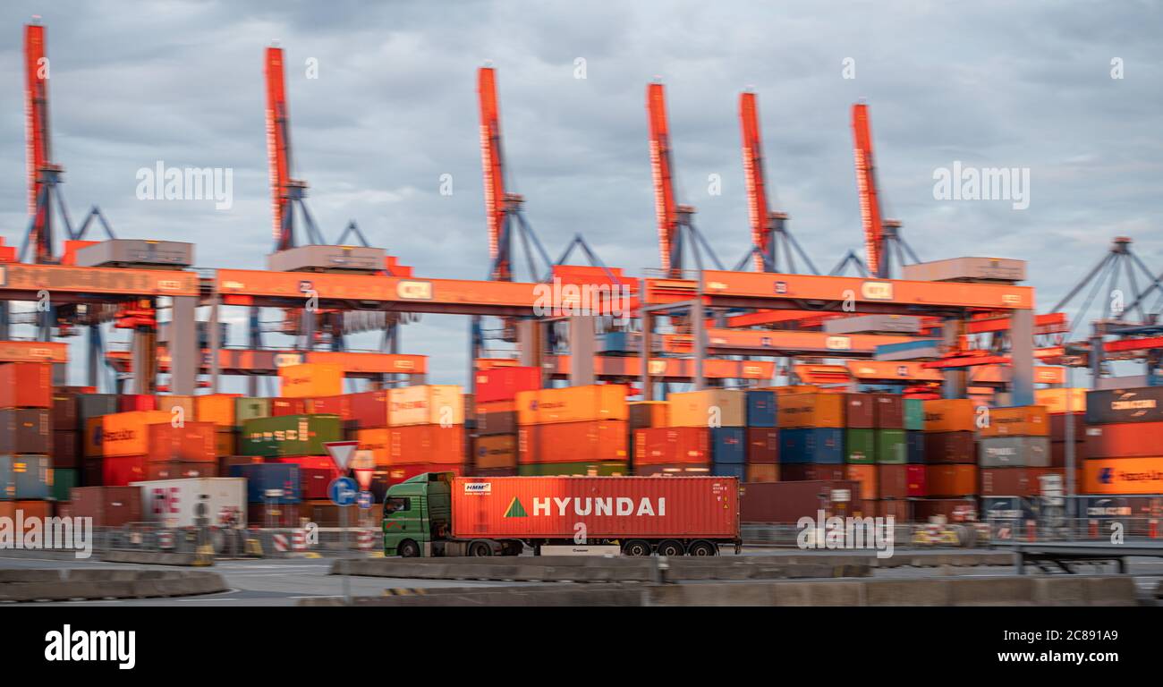 Hamburg, Deutschland. Juli 2020. Blocklager mit Portalkranen (Rail ...