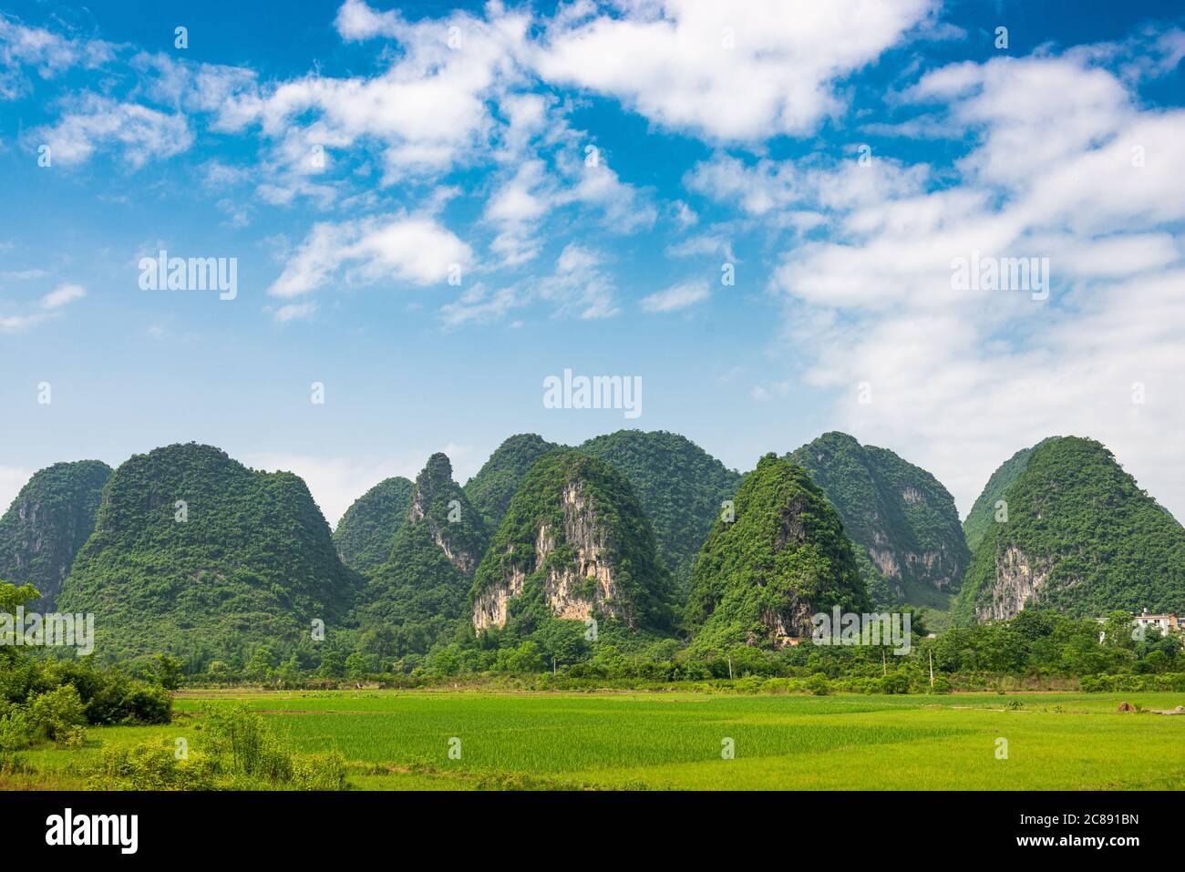 Karst Gebirgslandschaft in ländlichen Guilin, Guangxi, China. Stockfoto