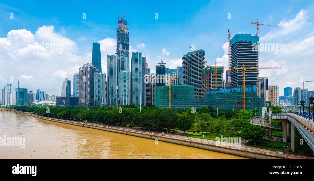 Guangzhou, China City Skyline und Bau auf dem Pearl River. Stockfoto