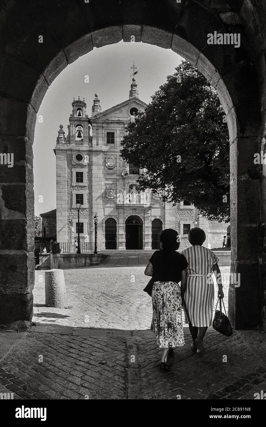 Puerta de Santa Teresa führt zur Kirche und zum Kloster Santa Teresa de Jesus, Avila, Spanien Stockfoto
