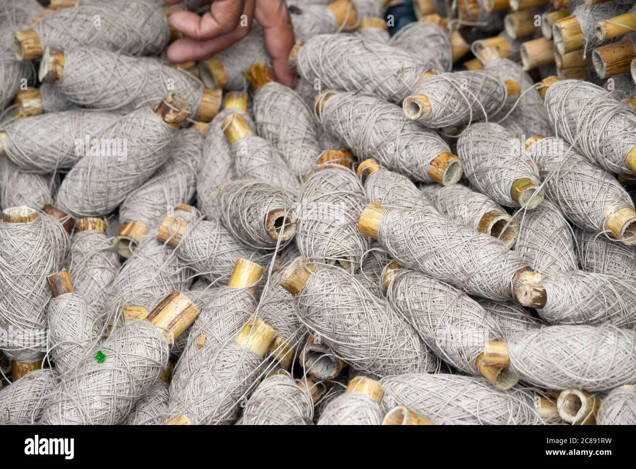 Gruppe von Fäden aus Baumwolle, Textilindustrie in Guatemala, handgemachte  Textilien aus Baumwolle, Quelle der Wirtschaft und Beschäftigung  Stockfotografie - Alamy
