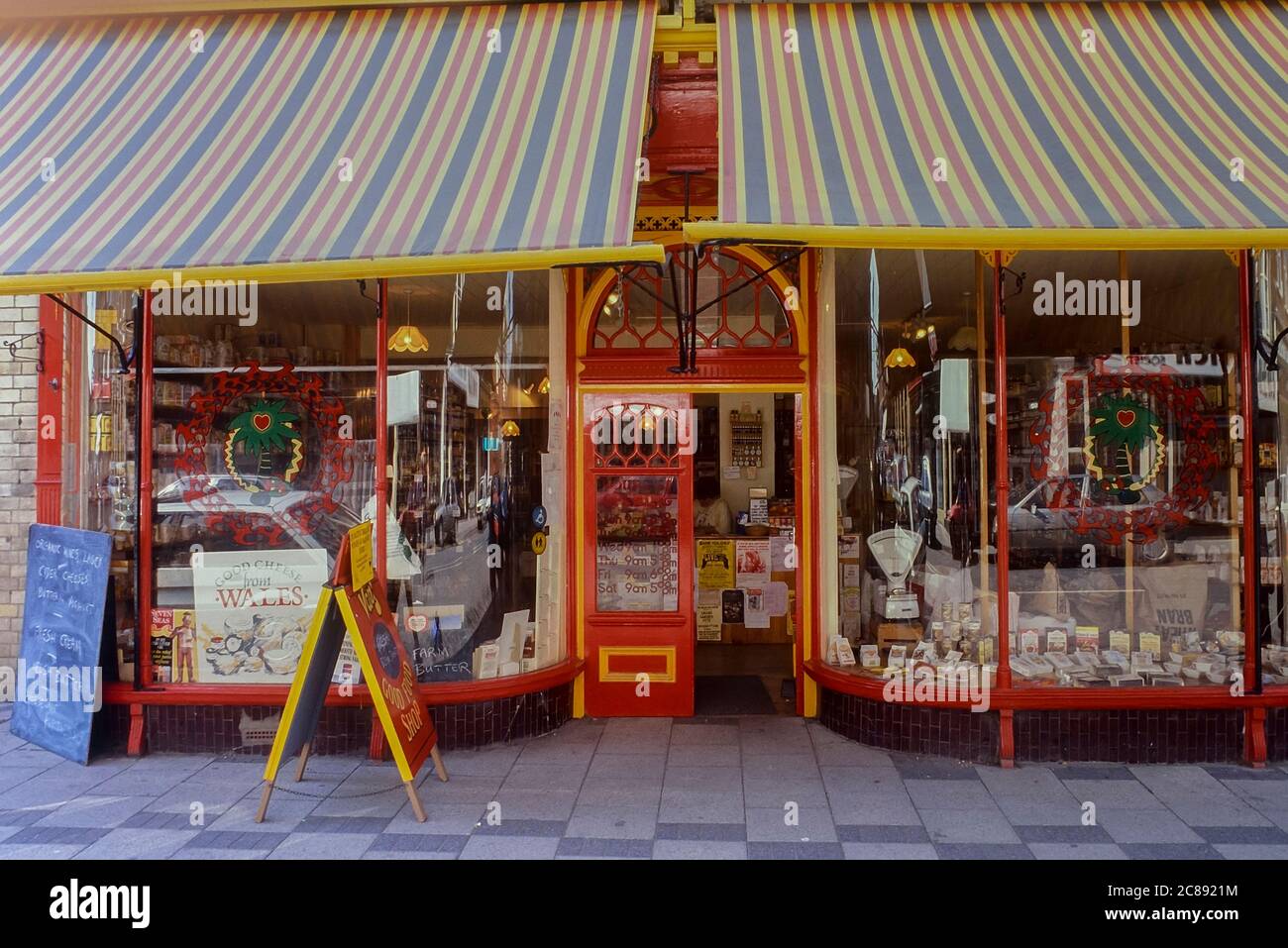 Fassade des Vans Good Food Shop, Llandrindod Wells, Powys, Wales, Großbritannien Stockfoto