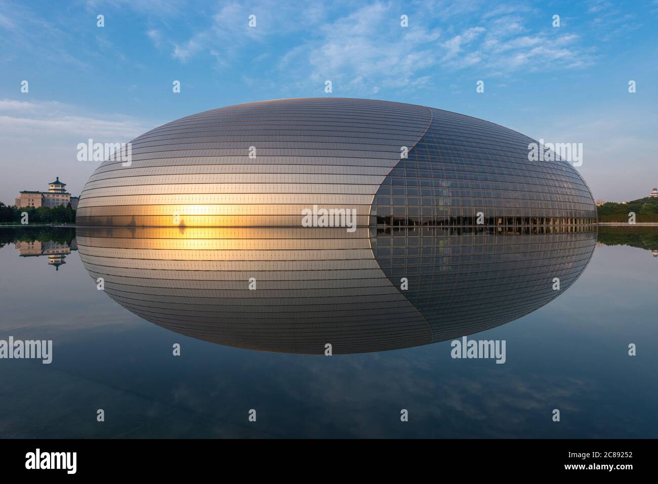 PEKING, CHINA - 24. JUNI 2014: National Center for the Performing Arts. Das futuristische Design sorgte für Kontroversen, als das Theater in 2 fertiggestellt wurde Stockfoto