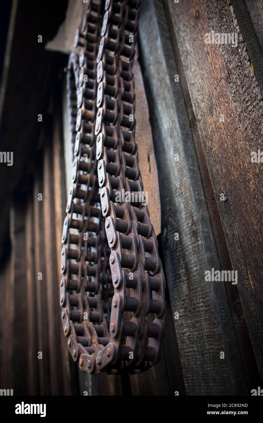 Rostige Raupenkette an einer alten Scheunentür. Textur Stockfoto