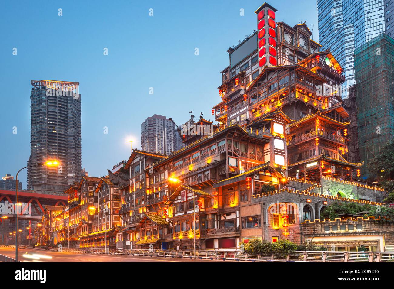 Chongqing, China im traditionellen Stadtteil Hongyadong. Stockfoto