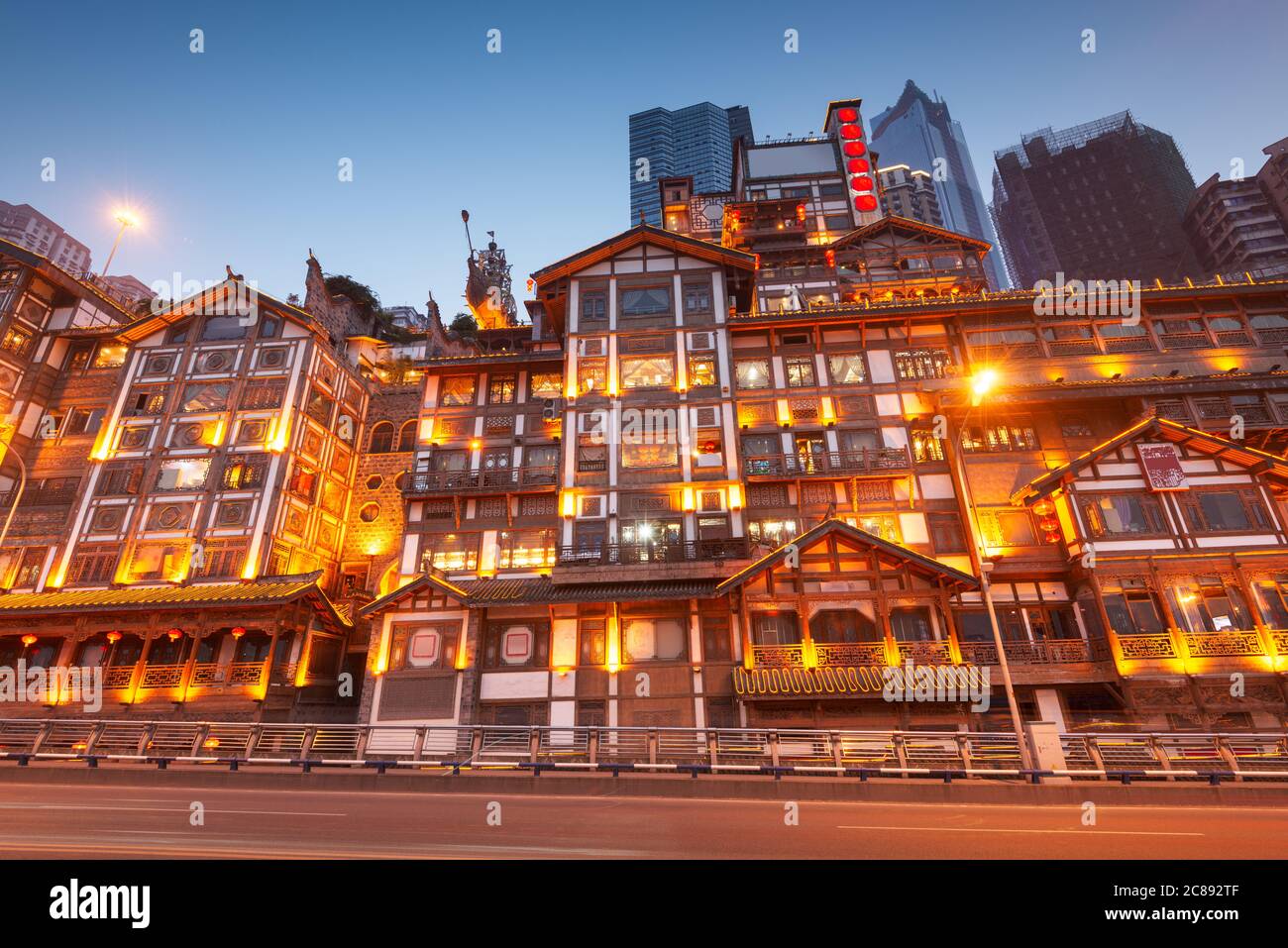 Chongqing, China im traditionellen Stadtteil Hongyadong. Stockfoto