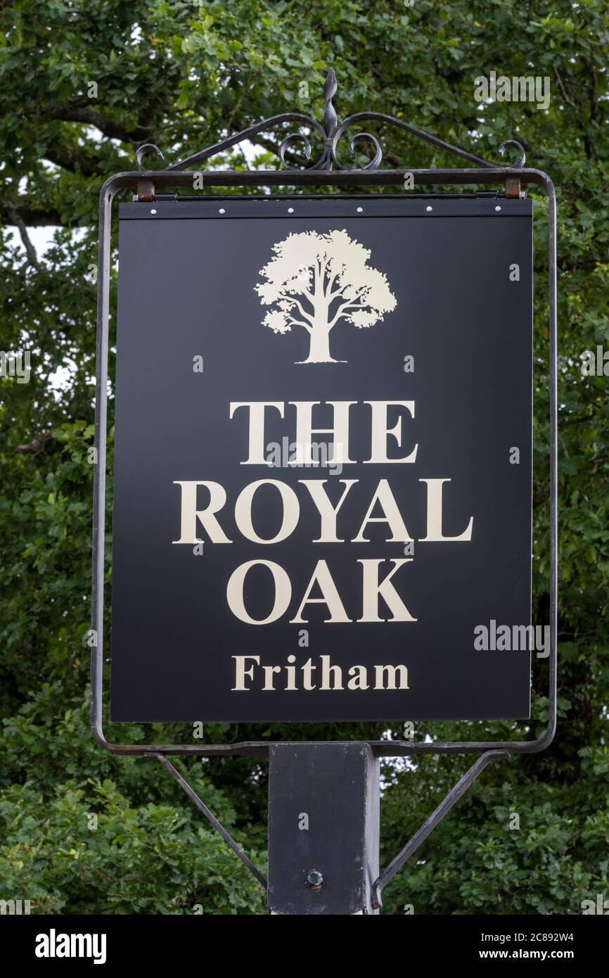 Traditionelles hängendes Pub-Schild am Royal Oak Public House, Fritham, New Forest, Hampshire, England, Großbritannien Stockfoto