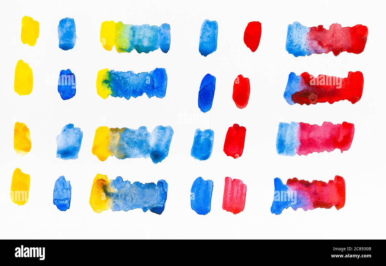 Training Zeichnung auf das Mischen von gelb und rot mit blauen Farben von Hand mit Aquarellfarben auf weißem Strukturpapier gemalt Stockfoto