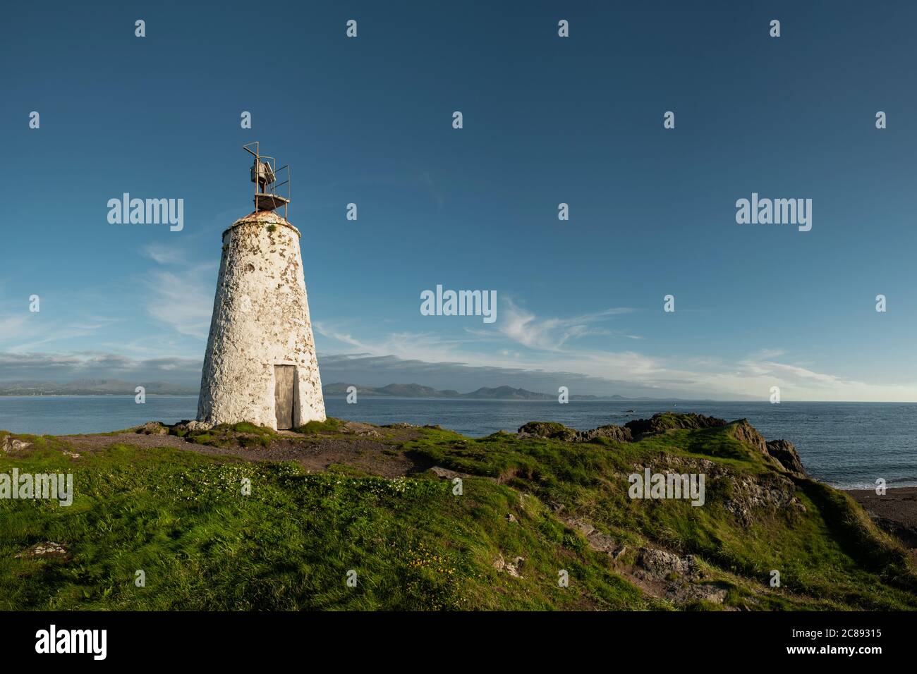 Nordwales Küste und Goleudy Tŵr Bach Leuchtturm, Großbritannien Stockfoto