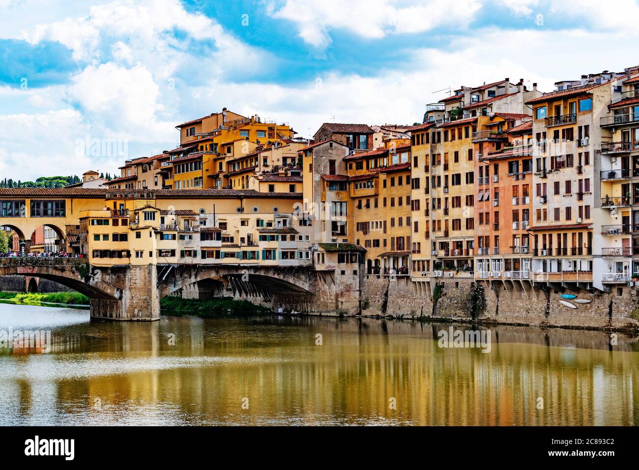 Die berühmte historische ponte vecchio überspannt den Fluss arno, der durch die Stadt florenz in der toskana, italien, fließt. Stockfoto