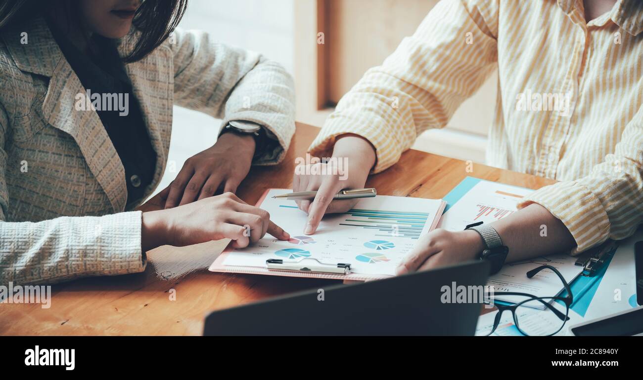 Asiatische Business-Berater-Treffen zu analysieren und zu diskutieren, die Situation auf dem Finanzbericht im Tagungsraum.Investment Consultant, Finanzen Stockfoto