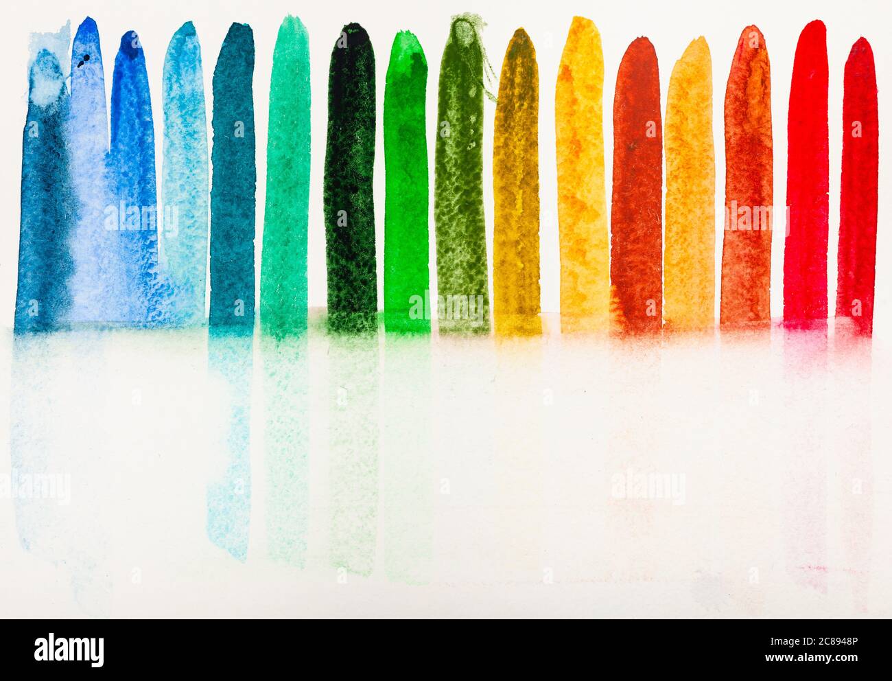 Trainingszeichnung auf Überprüfung der Feuchtigkeitsaufnahme verschiedener Farben durch Papier von Hand mit Aquarellfarben auf weißem Strukturpapier gemalt Stockfoto