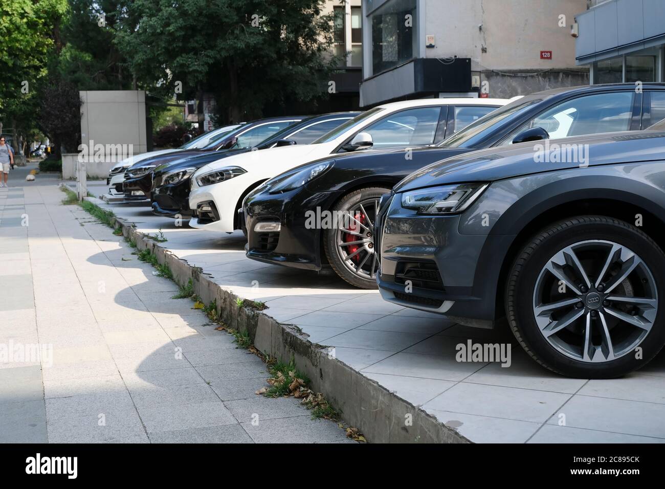 Istanbul, Türkei - 19. Juli 2020 : Deutsche Modelle der Modelle 2020 und 2019 zeigen auf der OutDoor in einer Autogalerie zusammen zum Verkauf. Stockfoto