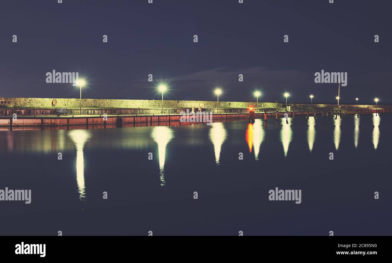 Pier am Hafen von Sassnitz bei Nacht, Farbbild, Deutschland. Stockfoto