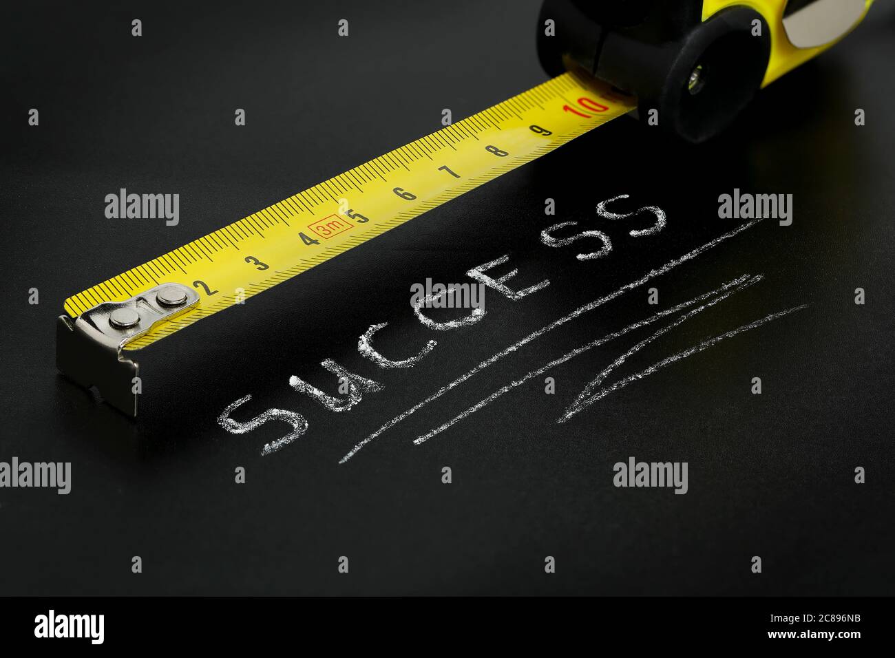 Erfolg geschrieben mit Kreide auf Tafel und Maßband darüber, Erfolgskonzept Stockfoto