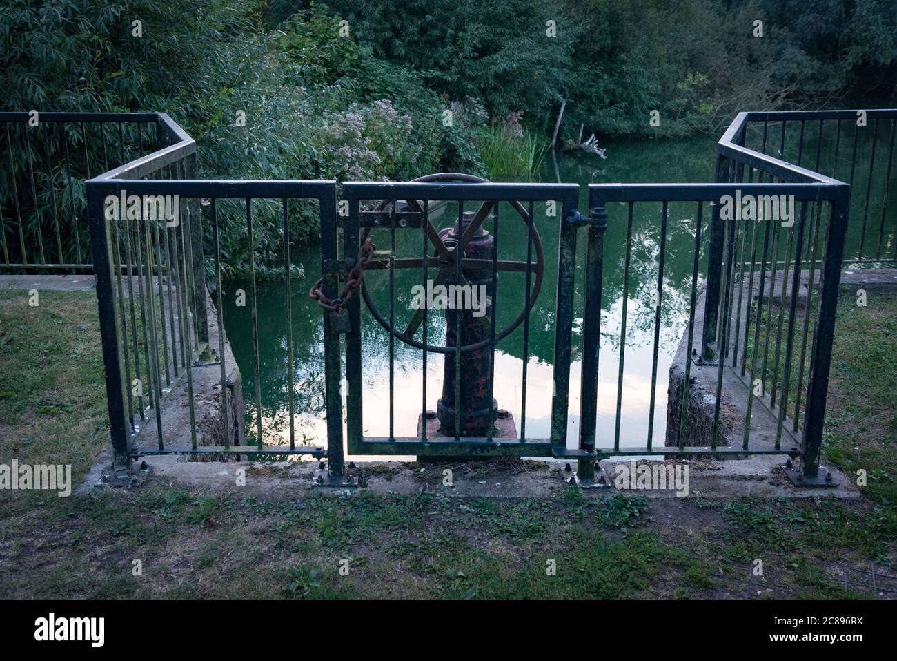 Der Wehr-Mechanismus am Holyfield Lake im Lee Valley Country Park, Essex, Großbritannien Stockfoto