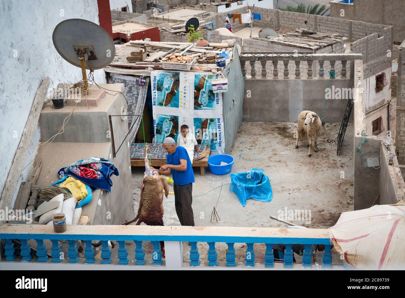 Schlachtung der Schafe im Vorfeld der traditionellen Eid-al-Adha-Feierlichkeiten in Taghazout, Souss, Marokko Stockfoto