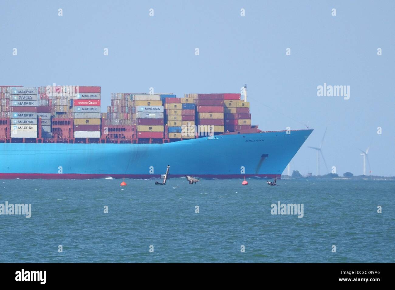 Sheerness, Kent, Großbritannien. Juli 2020. Eines der größten Containerschiffe der Welt, die 'Maersk Estelle', passiert heute Nachmittag in der Themse in der Nähe des Hochwassers die Masten des Schiffswracks der SS Richard Montgomery. Die geschäftige Schifffahrtsstraße der Themse zur und von der Hauptstadt ist nur 1.3 Meilen (2 km) vom Wrack des Zweiten Weltkriegs entfernt. Quelle: James Bell/Alamy Live News Stockfoto