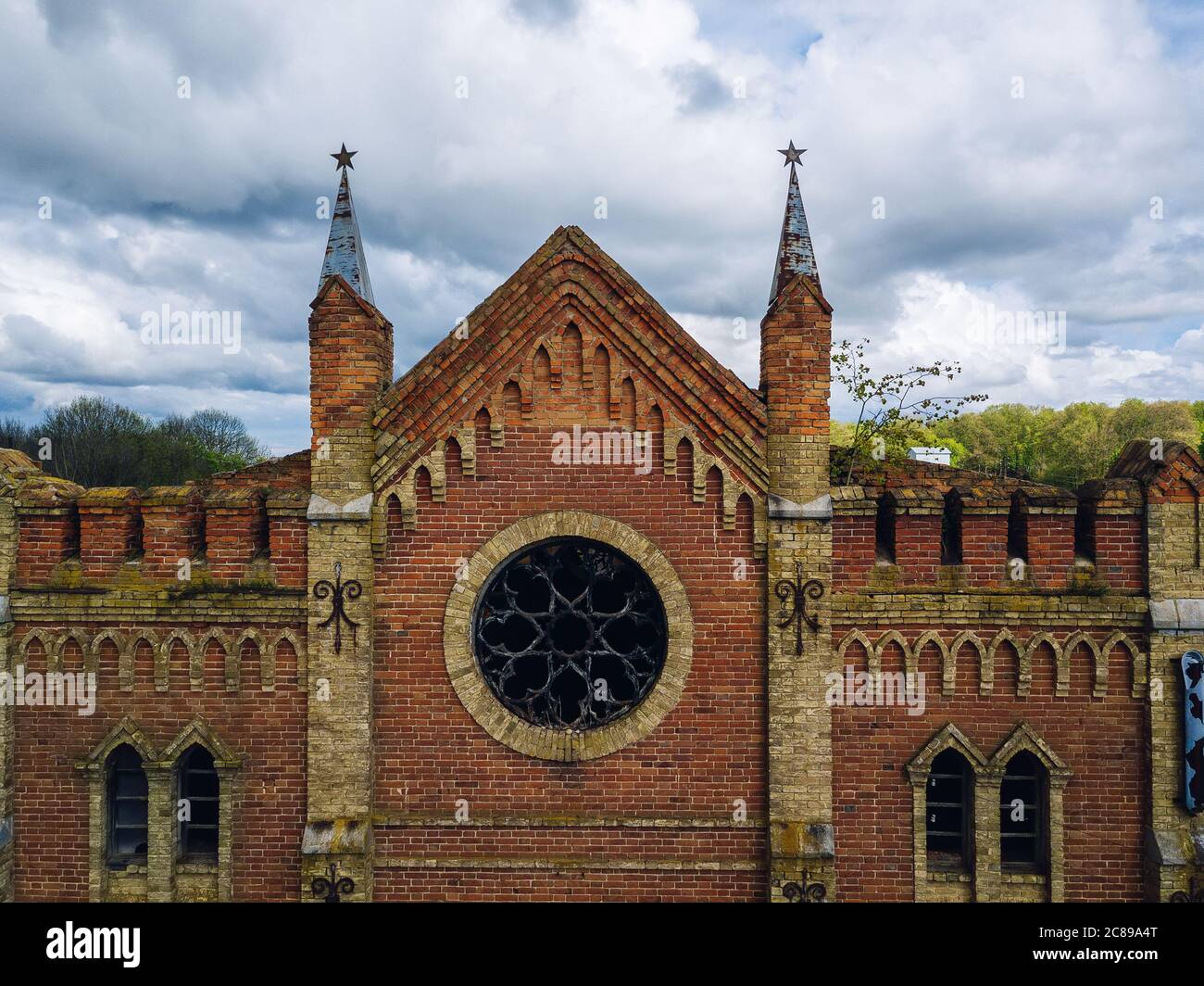 Alte verlassene ruinierte Villa im gotischen Stil mit Glasmalerei Angezeigt Stockfoto