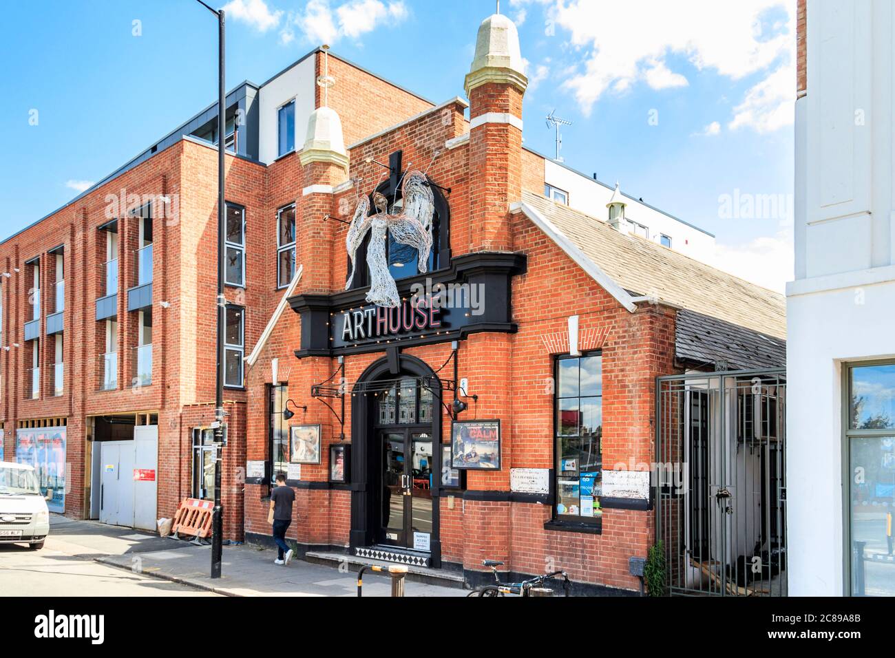 Das Arthouse Independent Cinema in Crouch End, eine Drahtskulptur eines Engels über dem Eingang, North London, Großbritannien Stockfoto