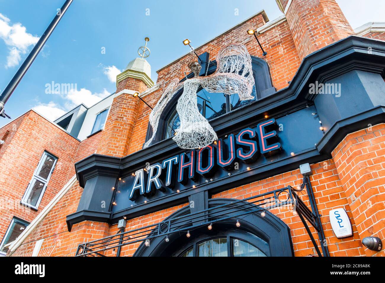 Der Eingang des Arthouse Independent Cinema in Crouch End, eine Drahtskulptur eines Engels über dem Eingang, North London, UK Stockfoto