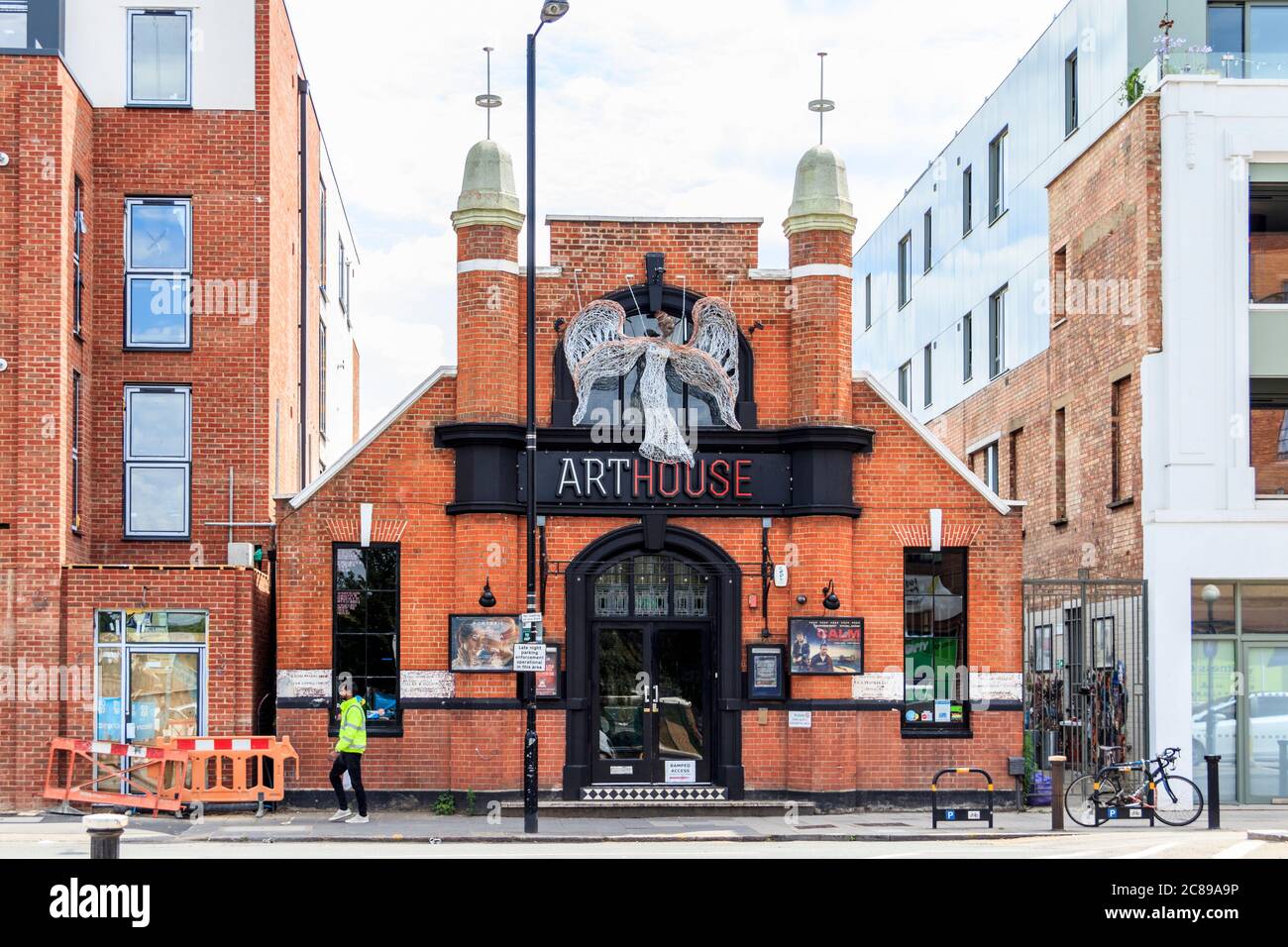 Das Arthouse Independent Cinema in Crouch End, eine Drahtskulptur eines Engels über dem Eingang, North London, Großbritannien Stockfoto