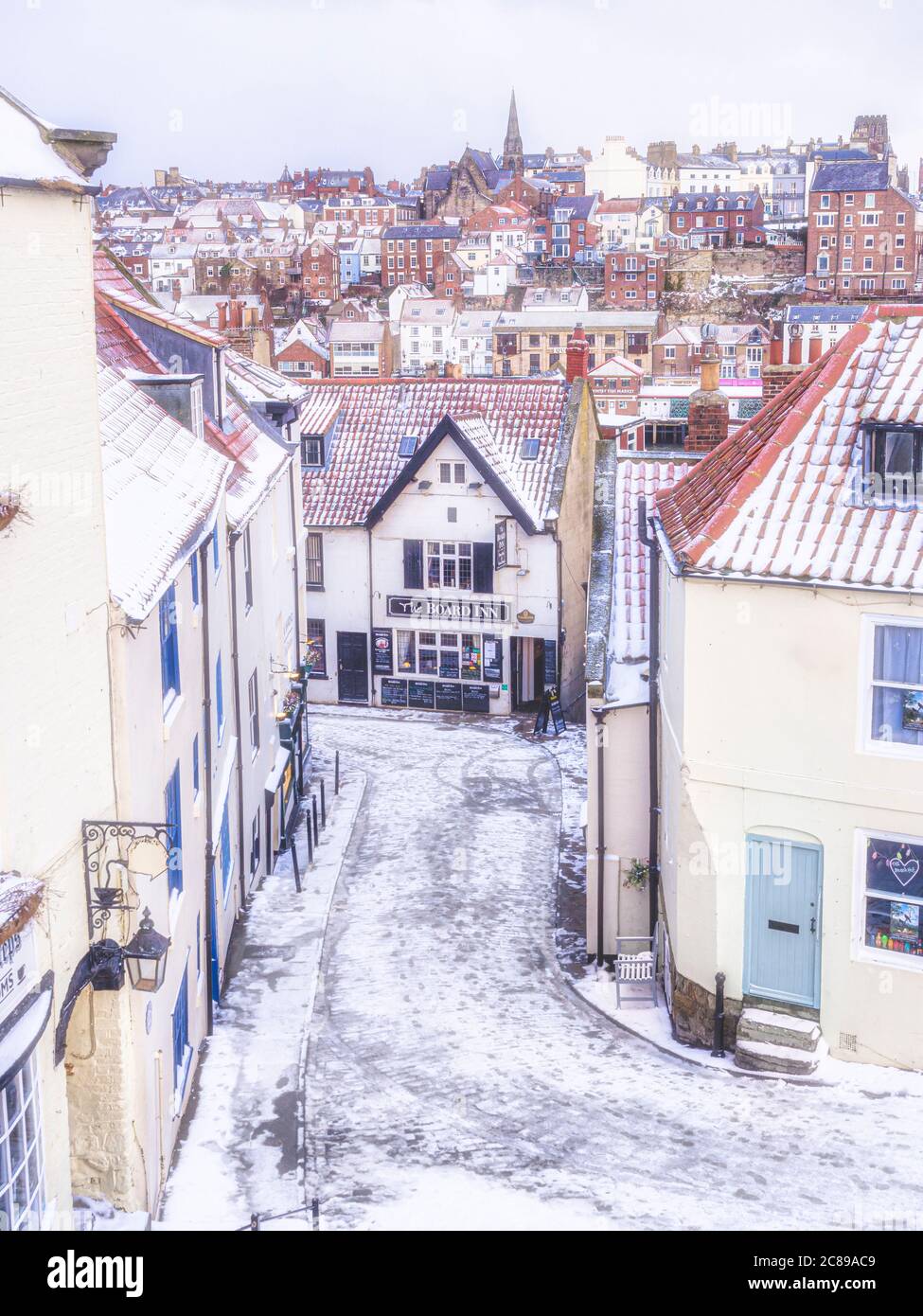 Whitby Stadtzentrum im Schnee, North Yorkshire, Großbritannien Stockfoto