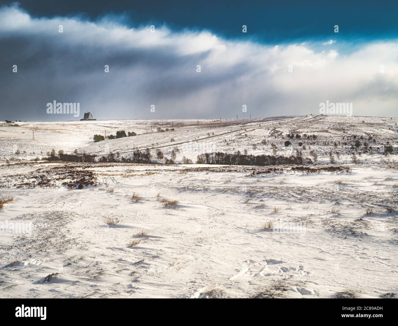Schneebedeckte North Yorkshire Moors mit RAF Fylingdales AN/FPS-126 Pave Paws Solid State Phased Array Radarsystem im Hintergrund, UK. Stockfoto