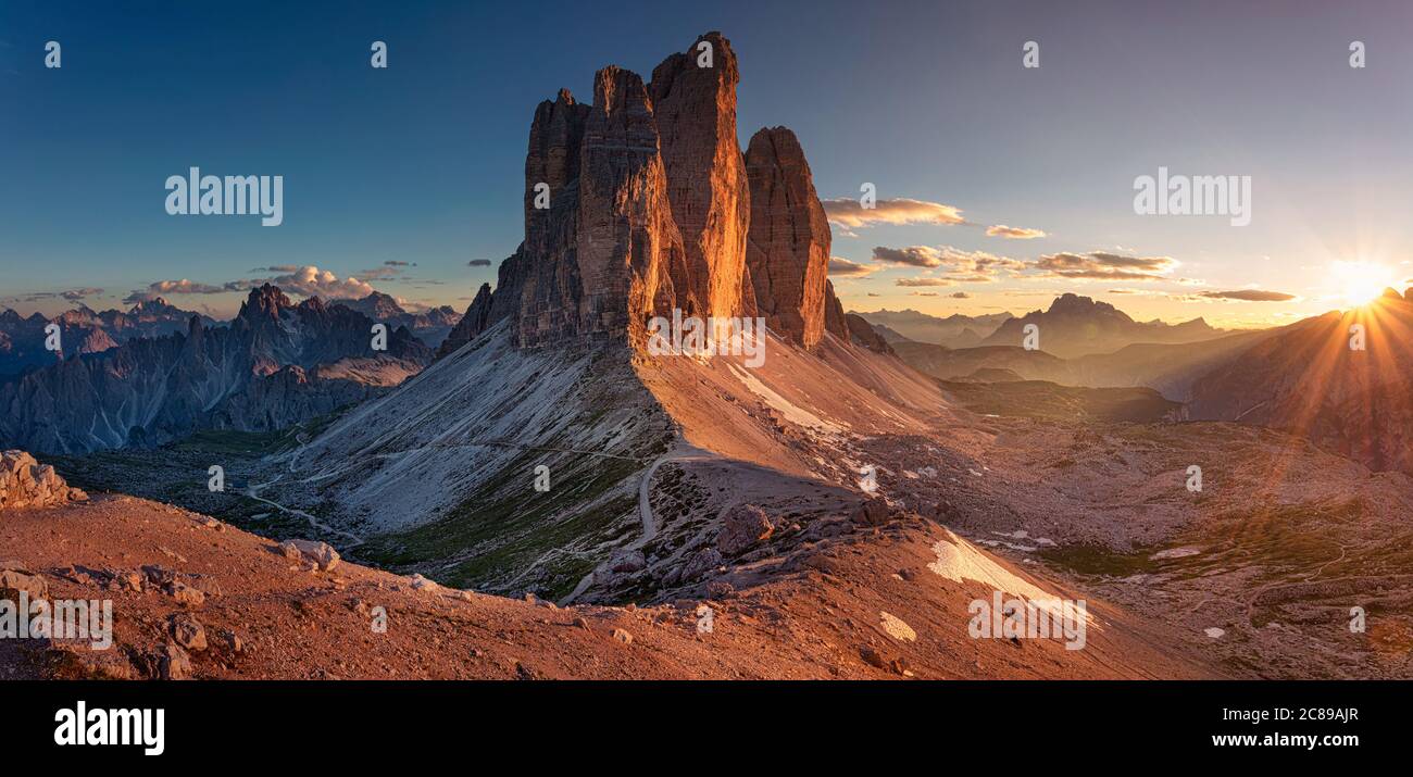 Italienische Dolomiten mit den berühmten drei Zinnen des Lavaredo (drei Zinnen des Lavaredo) Südtirol, Italien, Europa bei Sommeruntergang. Stockfoto