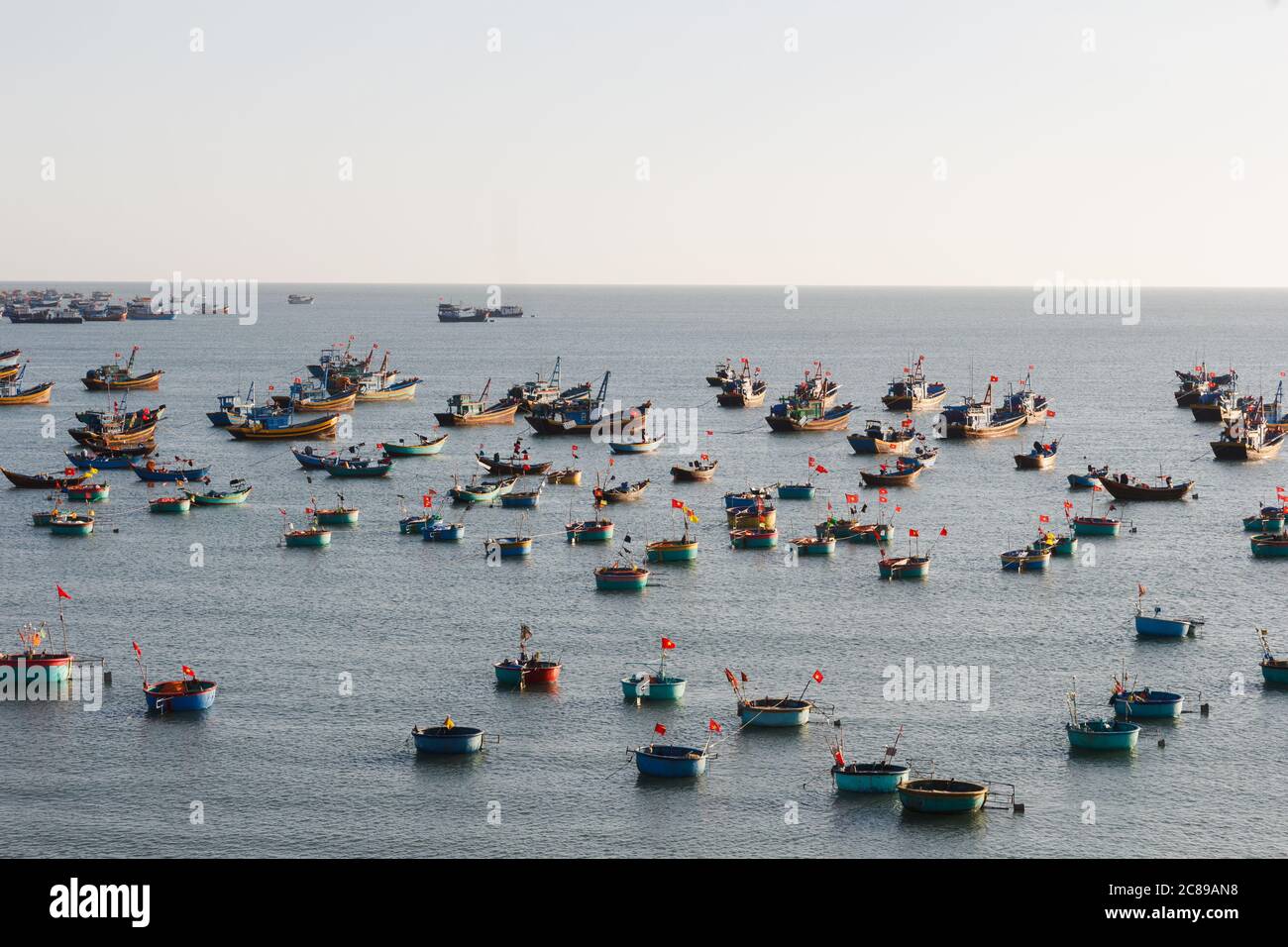 Hunderte von Fischerbooten legen im Hafen Mui Ne in Vietnam an Stockfoto