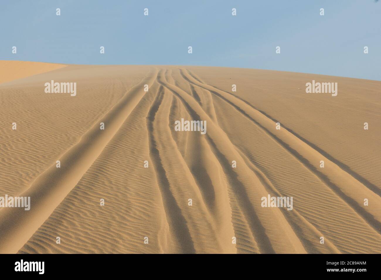 Autoreifen Spuren auf Sanddünen in Mui Ne Stockfoto