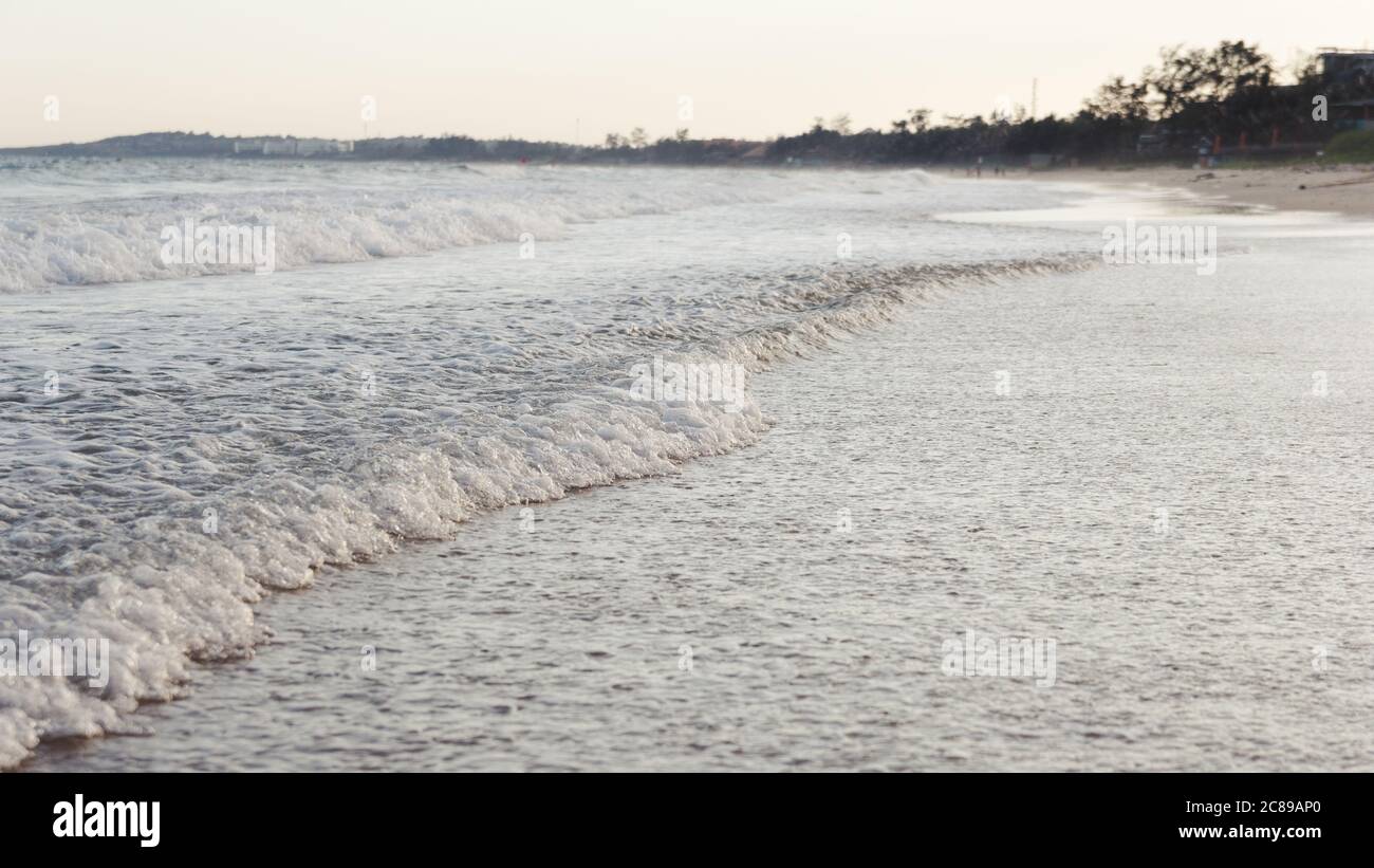 Meer in Mui Ne während Sonnenuntergang in Vietnam Stockfoto