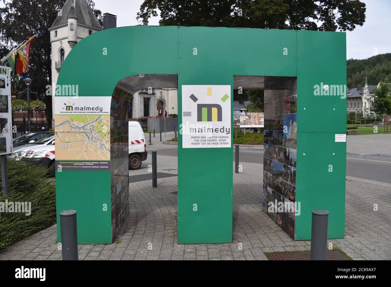 Malmedy, Belgien. Juli 2020. Werbung für die belgische Stadt Malmedy - das Tor zu den Hohen Fagnes. Quelle: Horst Galuschka/dpa/Alamy Live News Stockfoto