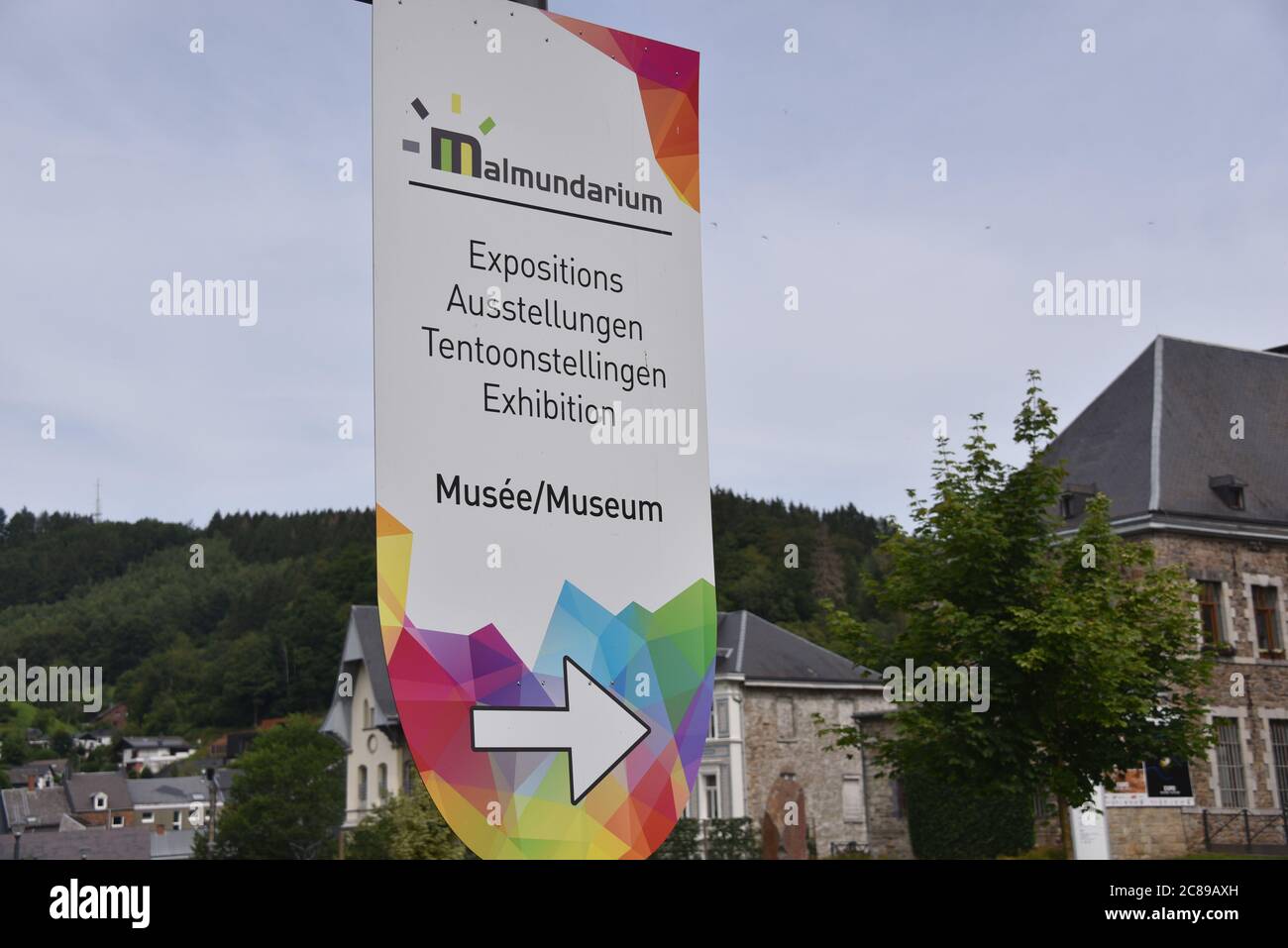 Malmedy, Belgien. Juli 2020. Werbung für die belgische Stadt Malmedy - das Tor zu den Hohen Fagnes und das Malmundarium Museum im ehemaligen Klosterkomplex von Malmedy ist ein Ort der Erinnerung, Kunst, Geschichte und Kultur. Quelle: Horst Galuschka/dpa/Alamy Live News Stockfoto